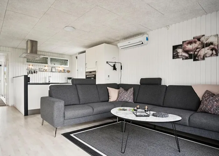 Elvina - 200m From The Sea By Interhome